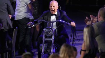Bruce Willis chora (de rir) no programa Roast, em que é alvo de piadas
