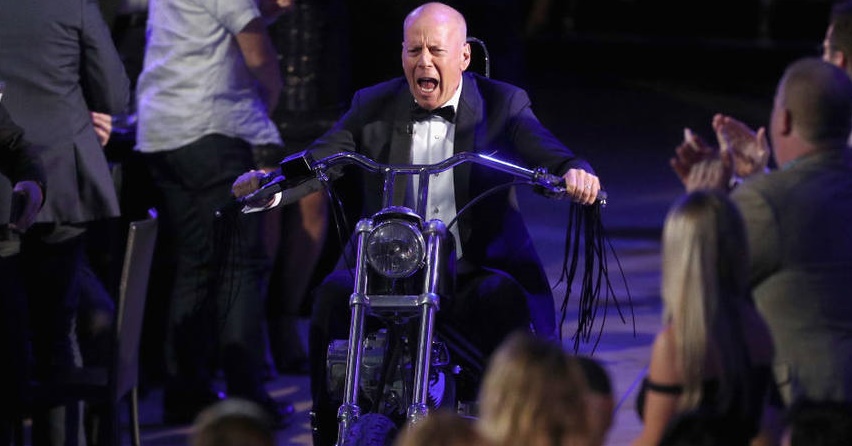 Bruce Willis chora (de rir) no programa Roast, em que é alvo de piadas
