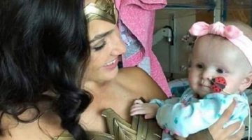Gal Gadot visita hospital infantil vestida de Mulher-Maravilha