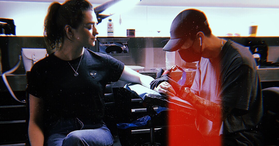 Maisie Williams mostra nova tatuagem com frase de Game of Thrones