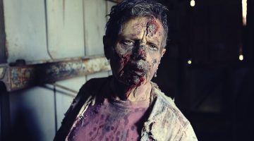 Vovó de 68 anos é um dos zumbis permanentes em The Walking Dead