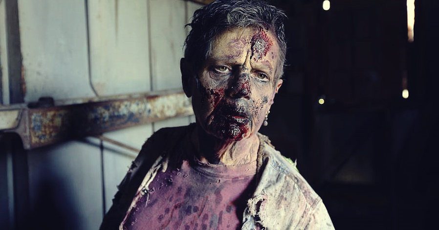 Vovó de 68 anos é um dos zumbis permanentes em The Walking Dead