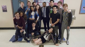 Elenco consegue aumento salarial e produção de 13 Reasons Why é retomada