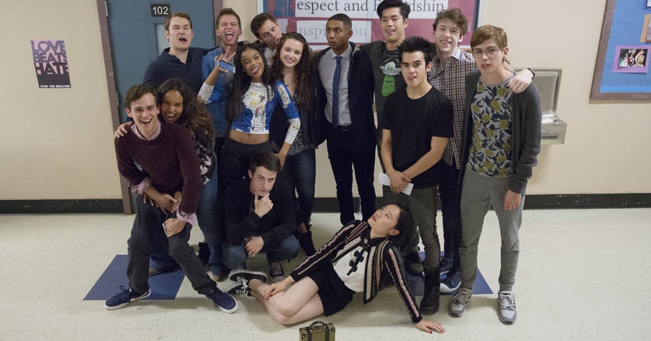 Elenco consegue aumento salarial e produção de 13 Reasons Why é retomada