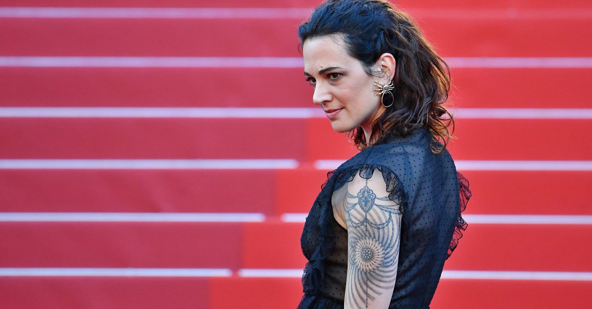 Asia Argento nega abuso a menor de idade e diz que Anthony Bourdain o pagou