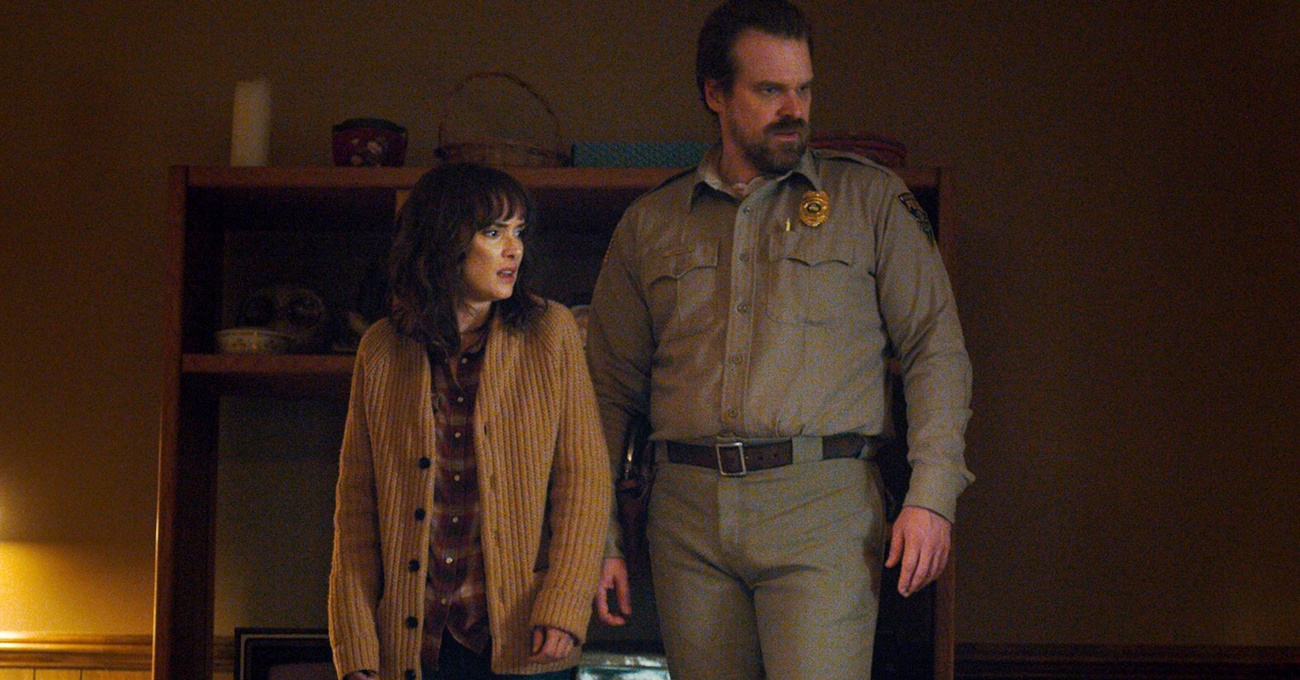 Millie Bobby Brown quer romance entre Joyce e Hopper em Stranger Things
