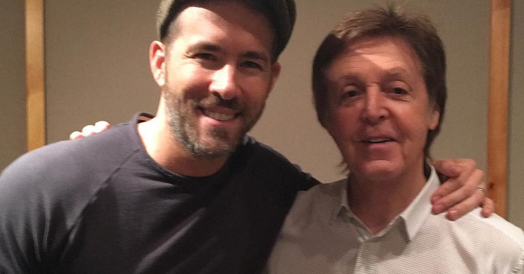 Ryan Reynolds brinca com Paul McCartney ao postar foto com o ‘fã’