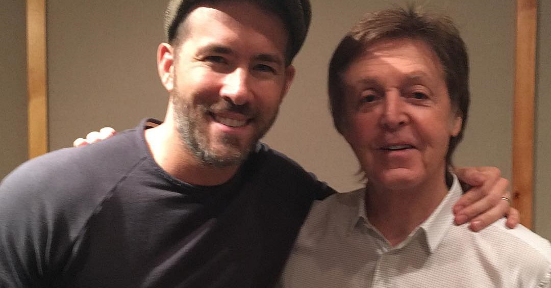 Ryan Reynolds brinca com Paul McCartney ao postar foto com o ‘fã’