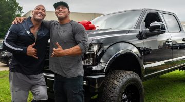 The Rock presenteia seu dublê há 17 anos com carrão: ‘um irmão’
