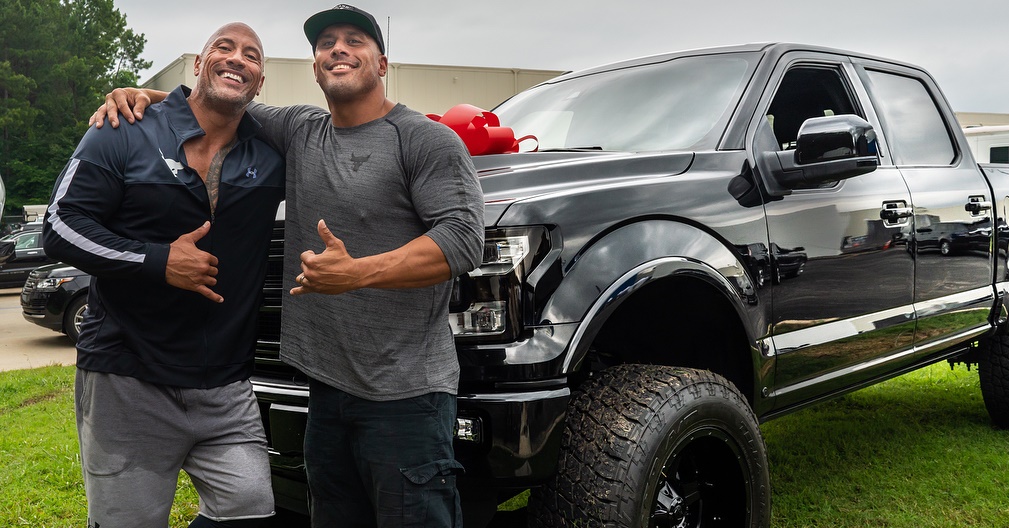 The Rock presenteia seu dublê há 17 anos com carrão: ‘um irmão’
