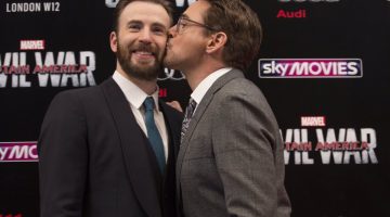 Robert Downey Jr. presenteia Chris Evans com carro do Capitão América