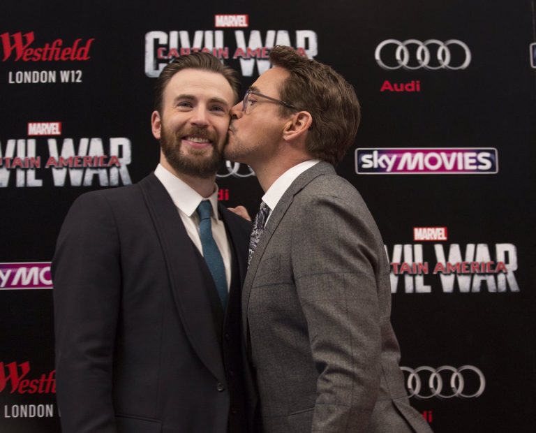 Robert Downey Jr. presenteia Chris Evans com carro do Capitão América
