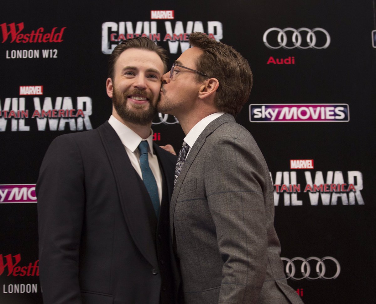 Robert Downey Jr. presenteia Chris Evans com carro do Capitão América