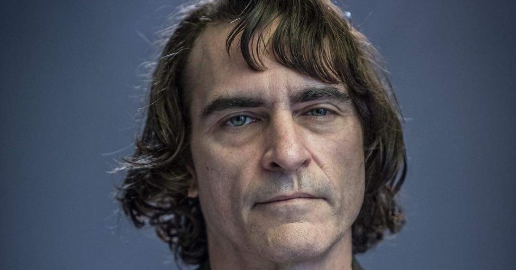 Joaquin Phoenix aparece em vídeo com visual do Coringa; assista