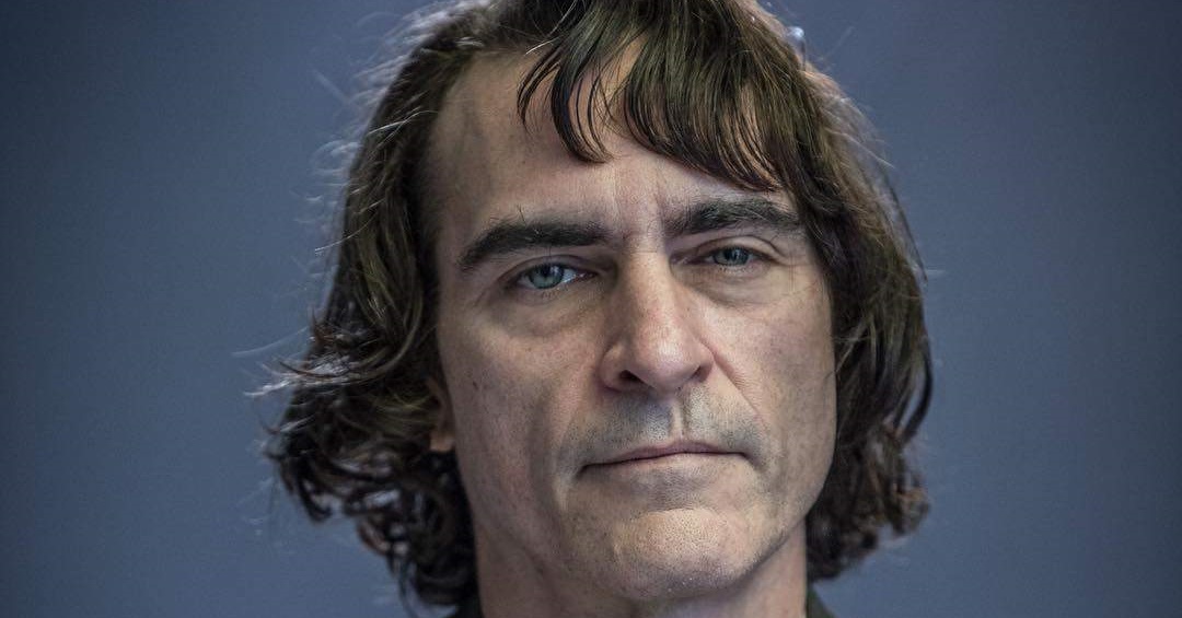 Joaquin Phoenix aparece em vídeo com visual do Coringa; assista