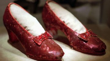 Após 13 anos, FBI recupera sapatos roubados de O Mágico de Oz