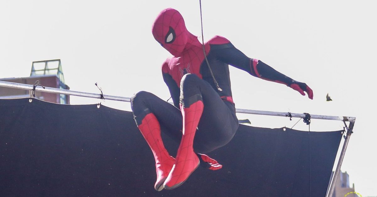 Tom Holland mostra novo traje do Homem-Aranha em programa de TV