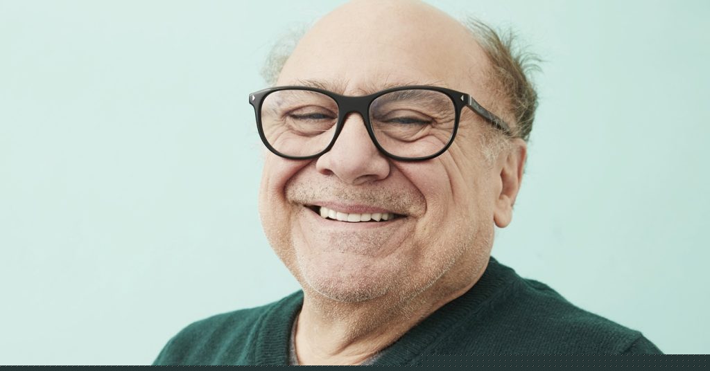Mesmo aos 73 anos, Danny DeVito garante que nunca vai se aposentar