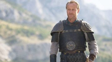 Imagens do set de Titãs mostram Iain Glen como Bruce Wayne; veja