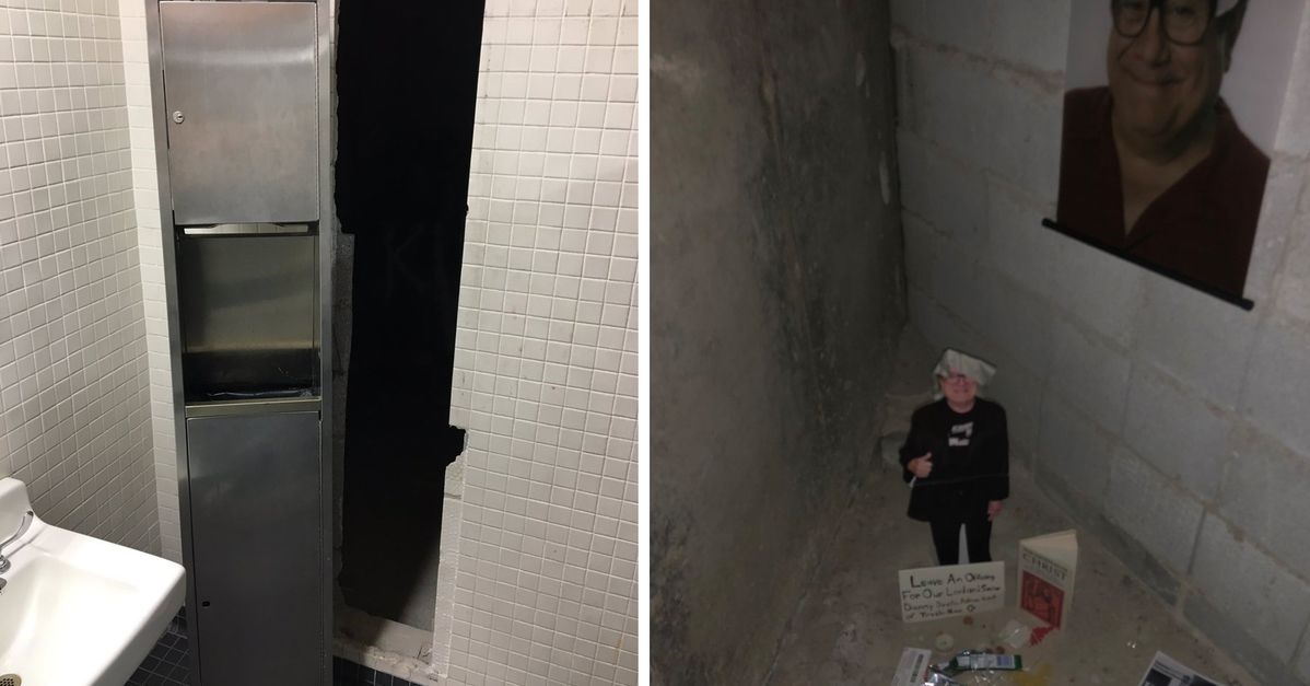 Alunos fazem santuário para Danny DeVito em banheiro de universidade