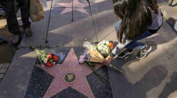 Estrela de Stan Lee na calçada da fama recebe homenagens dos fãs