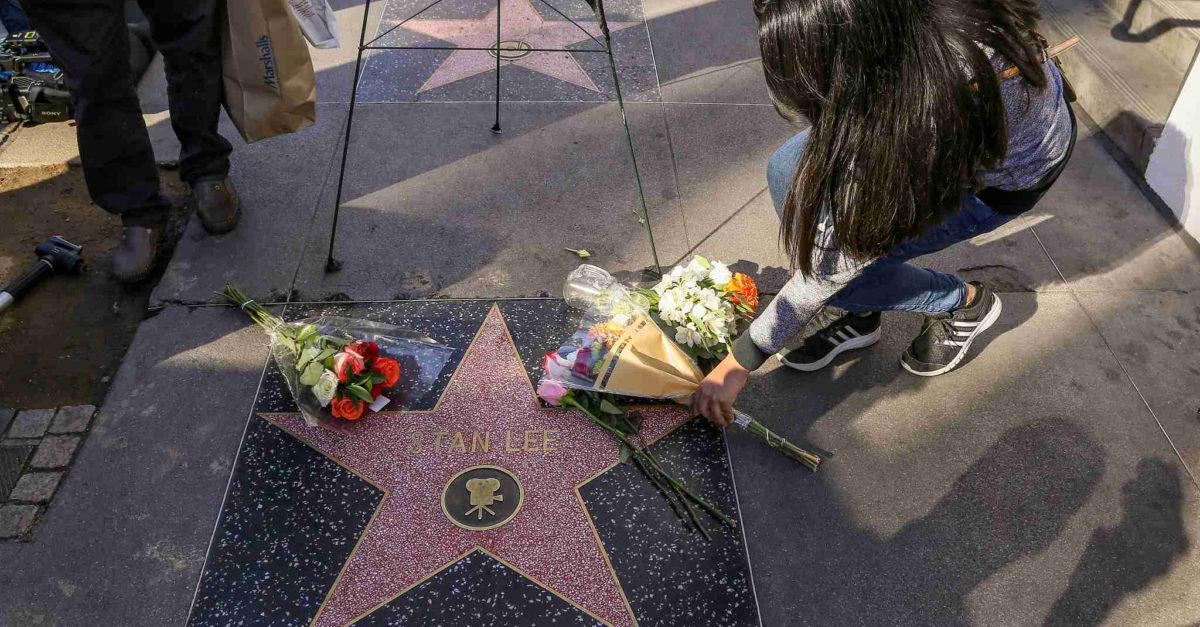 Estrela de Stan Lee na calçada da fama recebe homenagens dos fãs