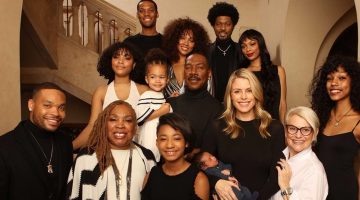 Eddie Murphy tira foto com todos os dez filhos pela primeira vez