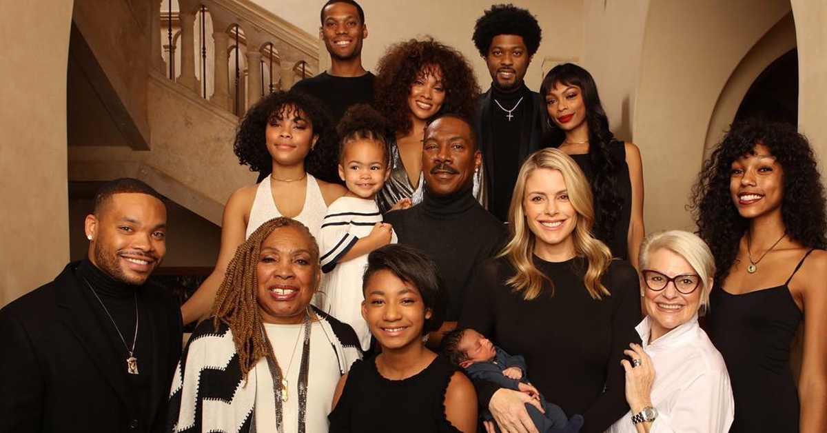 Eddie Murphy tira foto com todos os dez filhos pela primeira vez