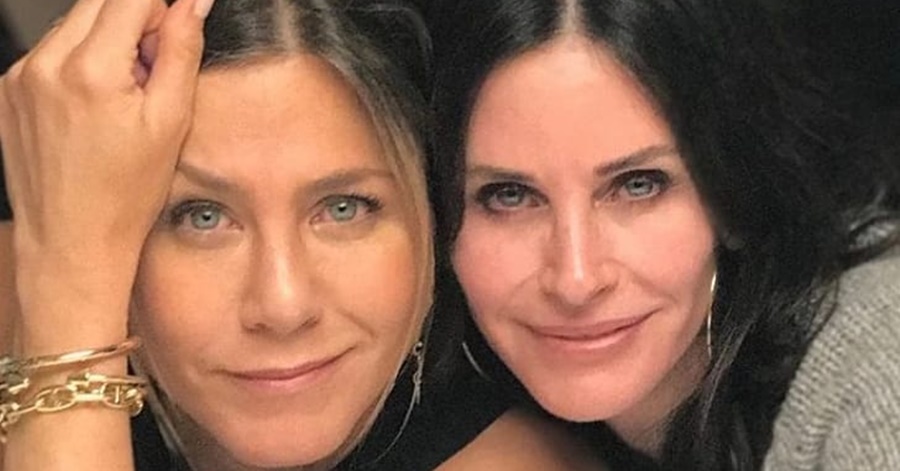 Rachel e Monica: Jennifer Aniston faz 50 anos e Courteney Cox dá os parabéns