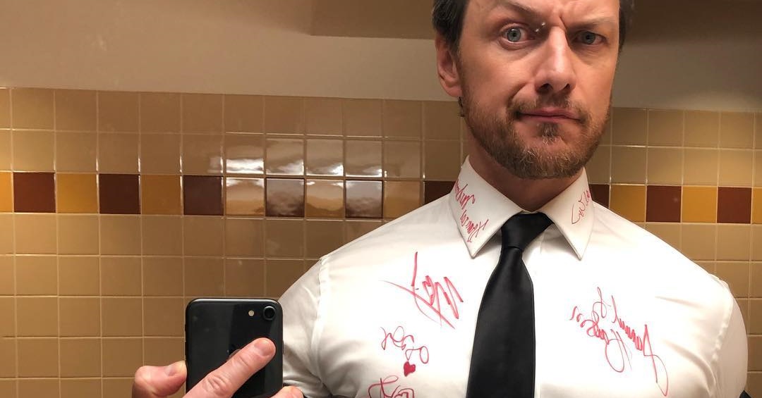 James McAvoy pede autógrafos de colegas no Oscar para leilão beneficente
