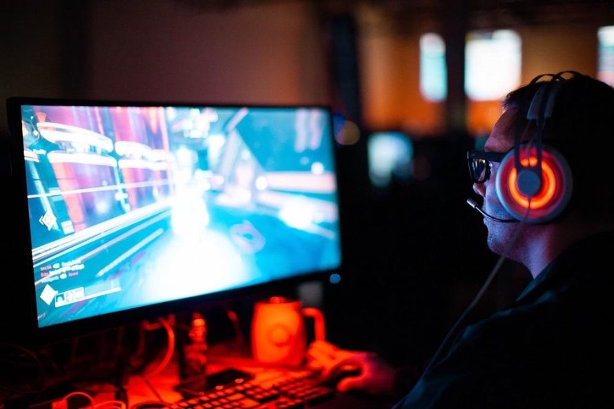 Por que um mouse comum não funciona para jogos?