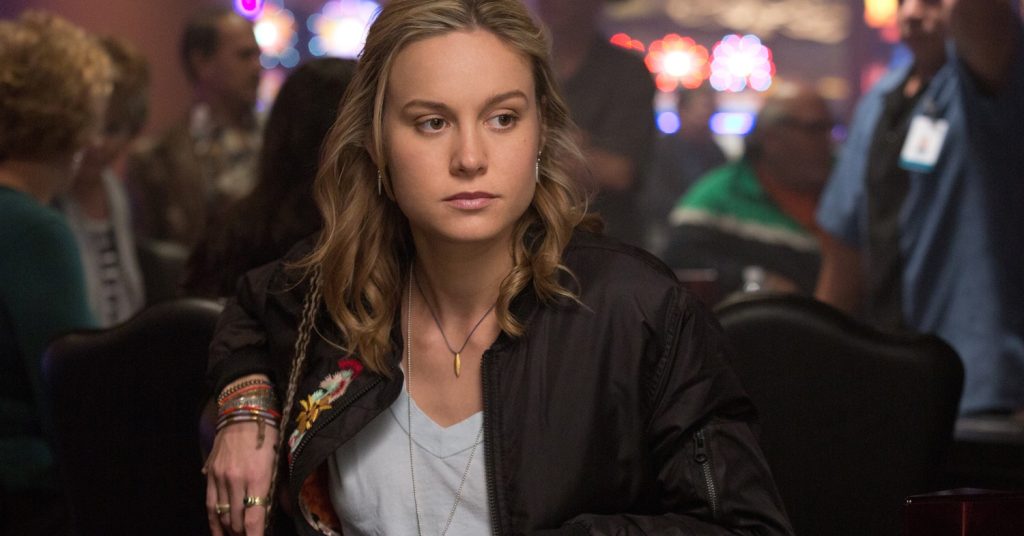Brie Larson é elogiada por vídeos cantando e tocando guitarra; veja