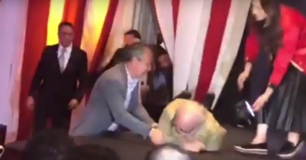 Danny DeVito tropeça e cai durante evento sobre o filme Dumbo; veja vídeo