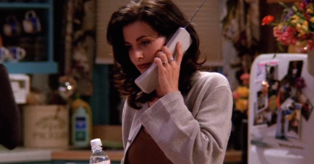 Courteney Cox grava vídeo em frente ao lendário apartamento de Friends; assista