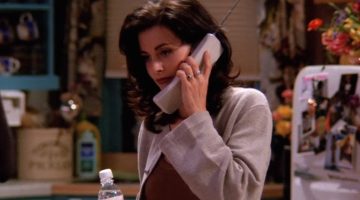 Courteney Cox grava vídeo em frente ao lendário apartamento de Friends; assista