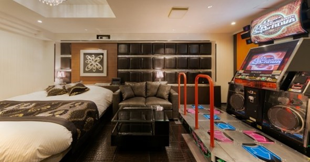Motel dos sonhos! Estabelecimento no Japão tem jogos arcade dentro dos quartos