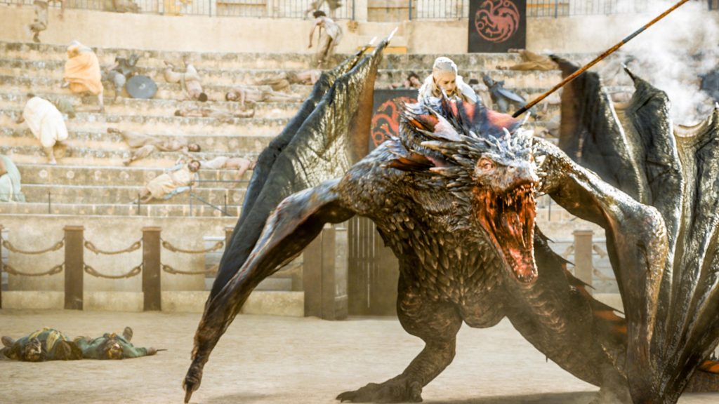 Daenerys montada em Drogon em cena de Game of Thrones