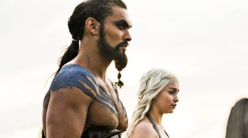 ‘Quase a perdemos’, diz Jason Momoa sobre aneurismas de Emilia Clarke