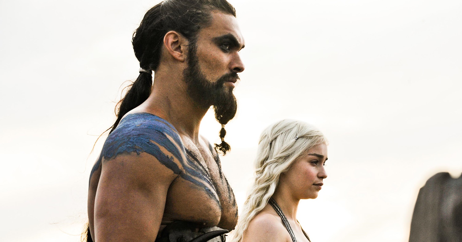 ‘Quase a perdemos’, diz Jason Momoa sobre aneurismas de Emilia Clarke
