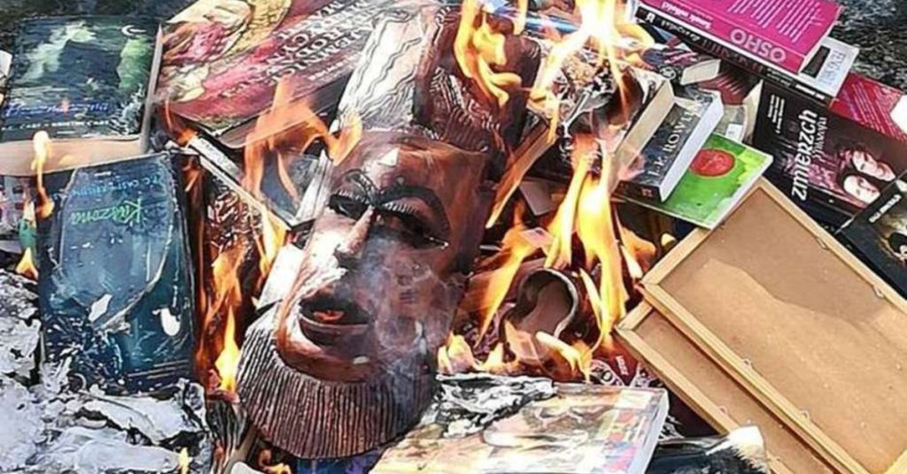 Religiosos geram polêmica ao queimar livros da saga Harry Potter e outros