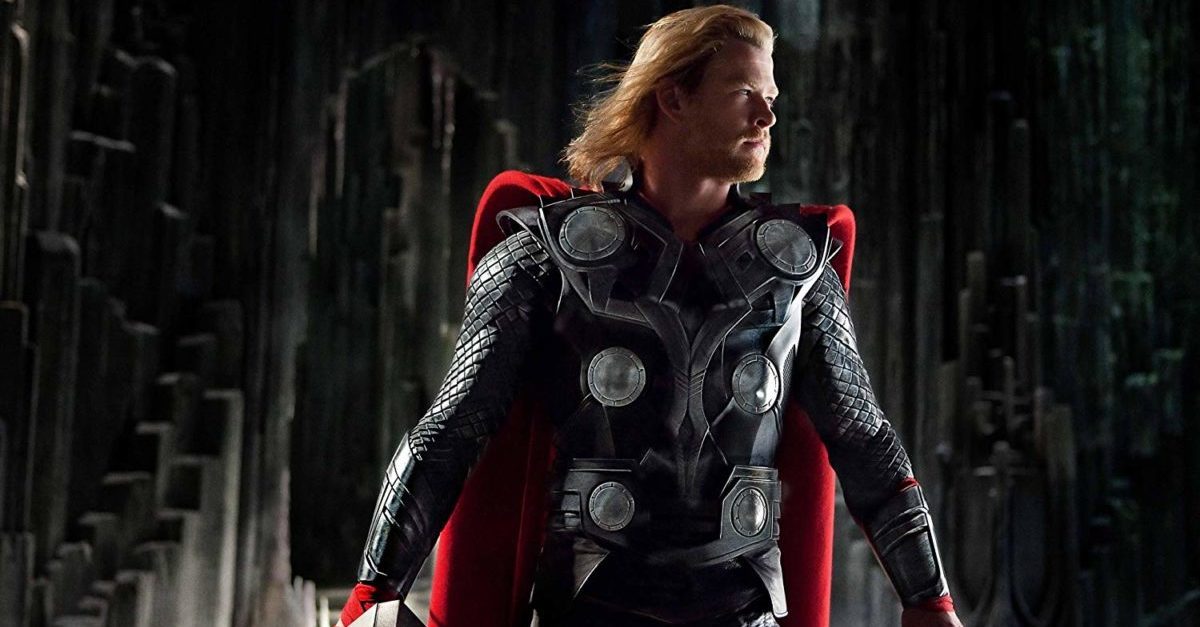 Chris Hemsworth diz que usa roupas de Thor em casa