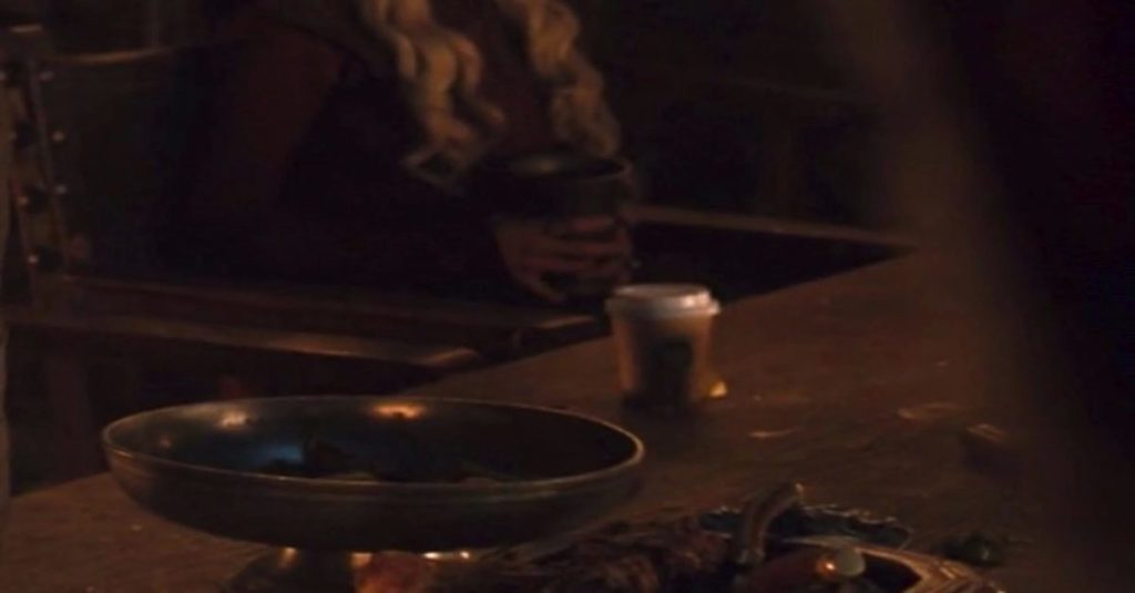 Diretor de arte de Game of Thrones minimiza copo de café em episódio