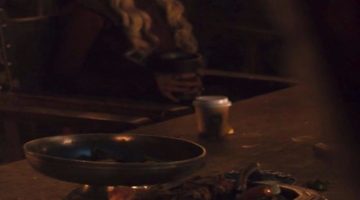 Diretor de arte de Game of Thrones minimiza copo de café em episódio