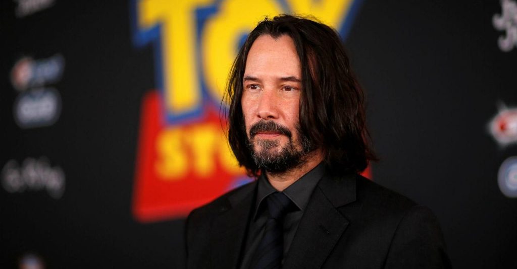 Simpaticão! Keanu Reeves troca ideia com jovem fã em aeroporto
