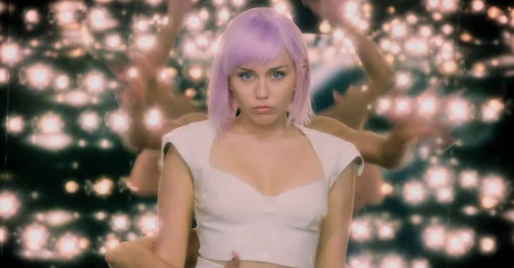 Black Mirror: episódio com Miley Cyrus tem ligação com ‘San Junipero’