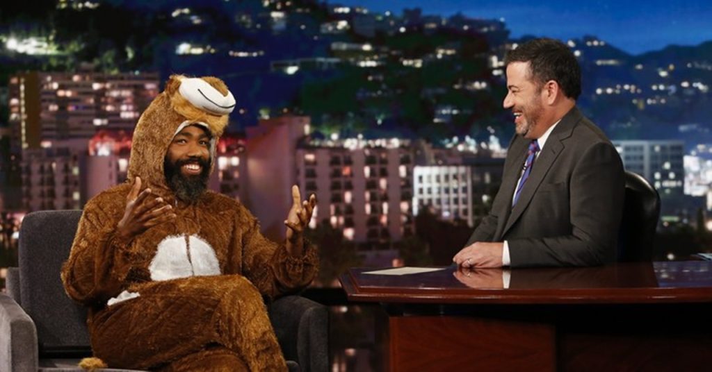 O Rei Leão: Donald Glover dá entrevista vestido como Simba na TV
