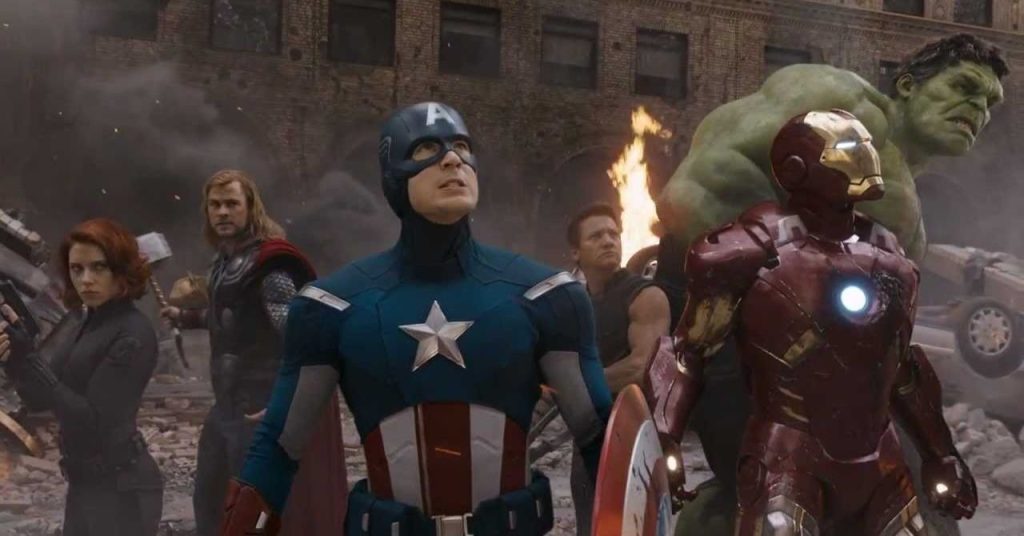 Fã visita ruas onde filmes da Marvel foram gravados e coloca fotos por cima