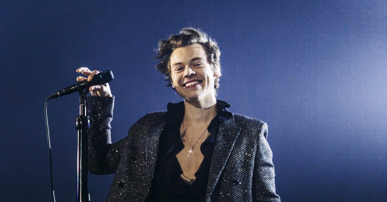 Gemma Chan revela novas fotos de Harry Styles nos bastidores de Eternos