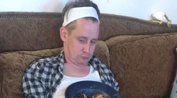 Com bom humor, Macaulay Culkin mostra como seria Esqueceram de Mim hoje