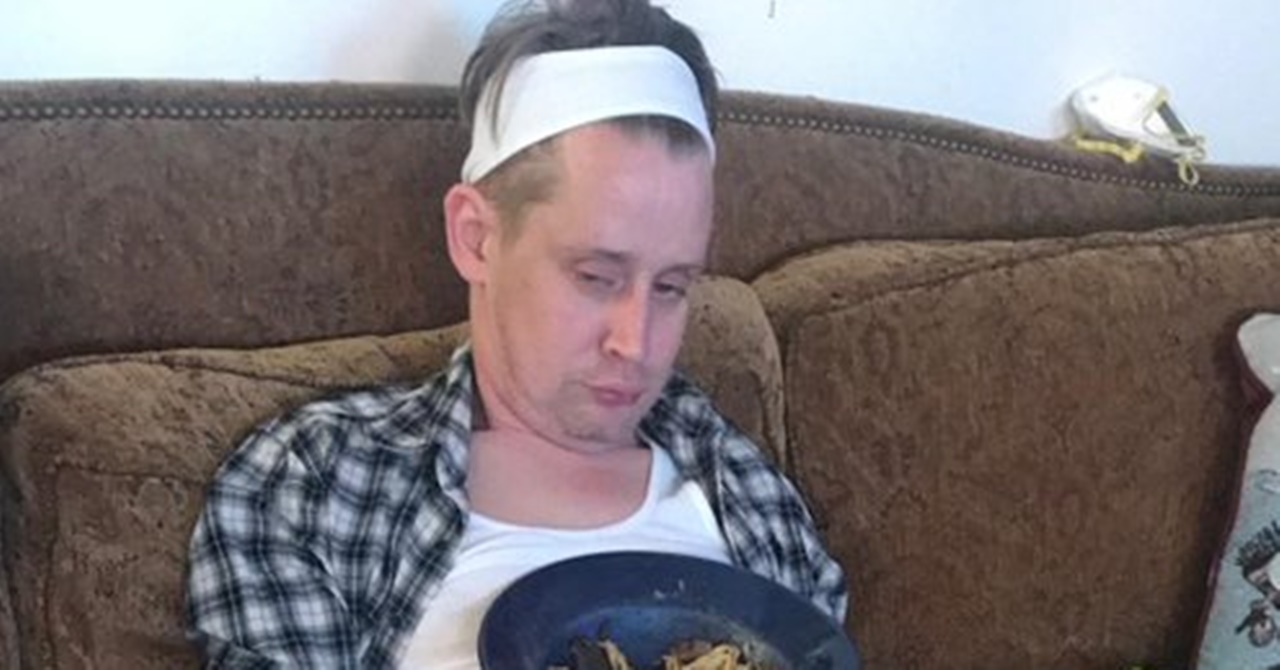Com bom humor, Macaulay Culkin mostra como seria Esqueceram de Mim hoje